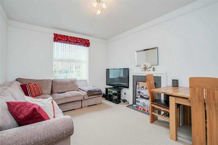 2 Bedroom Flat To Rent In Western Avenue, London, W5