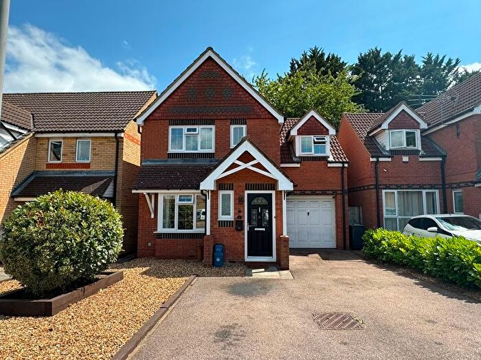 3 Bedroom Detached House For Sale In Collingwood Close, Luton, LU4