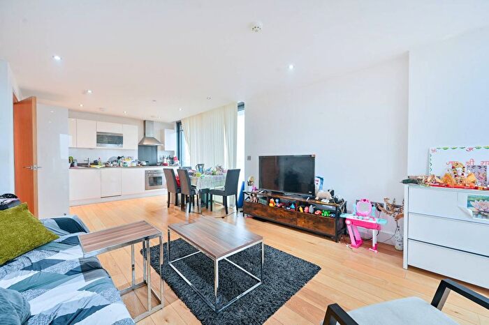 2 Bedroom Flat For Sale In Uxbridge Road, Ealing Broadway, London, W5