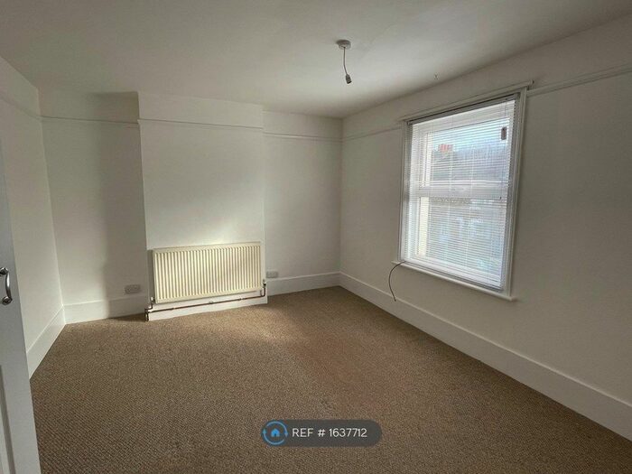 2 Bedroom Semi-Detached House To Rent In Becket Road, Worthing, BN14