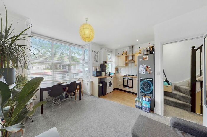 3 Bedroom Flat To Rent In Northfield Avenue, Ealing, W13