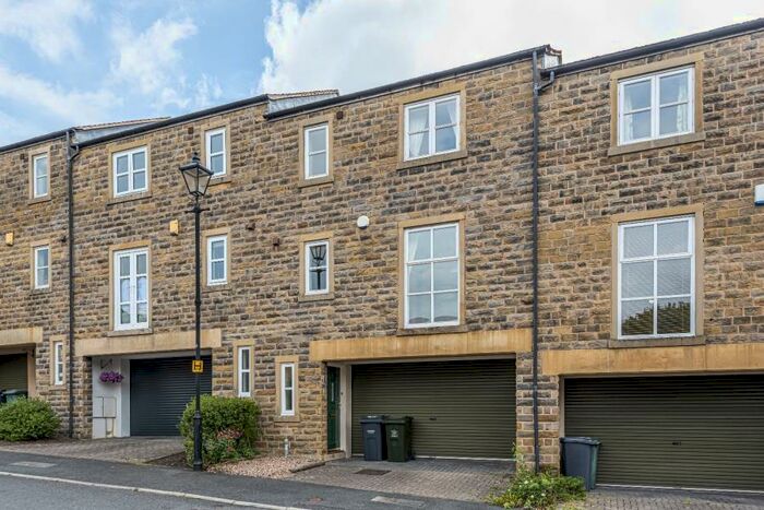 2 Bedroom Town House To Rent In Gatesway, Harden, Bingley, BD16