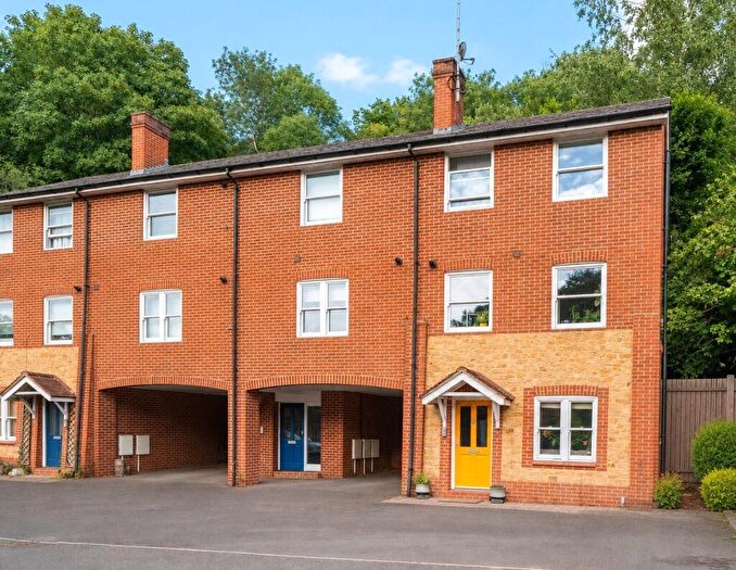 4 Bedroom Semi-Detached House For Sale In Brighton Road, Godalming, Surrey, GU7