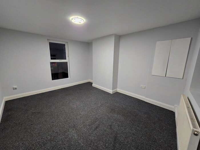 2 Bedroom Flat To Rent In Westmoreland Road, London, SE17