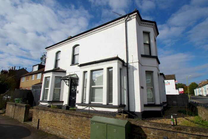 2 Bedroom Flat To Rent In Ash Lodge, Langley Road, Watford, WD17