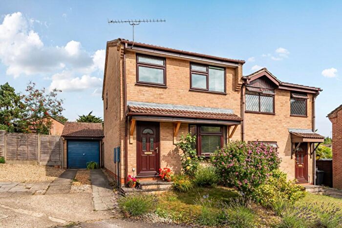 3 Bedroom Semi-Detached House For Sale In Lovage Way, Waterlooville, PO8