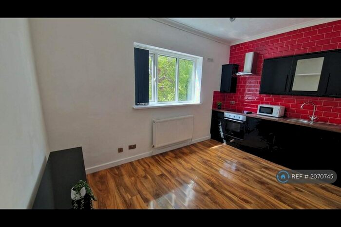 2 Bedroom Flat To Rent In Polygon Road, Manchester, M8