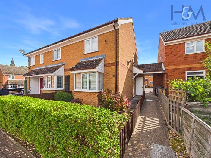 2 Bedroom End Of Terrace House For Sale In Grosvenor Gardens, Biggleswade, SG18