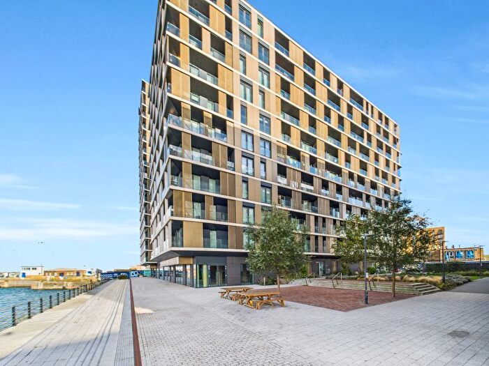 2 Bedroom Flat For Sale In Gillingham Gate Road, Chatham, ME4