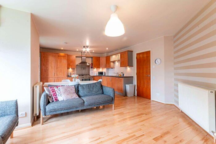 3 Bedroom Flat To Rent In T Portland Gardens, Edinburgh, EH6