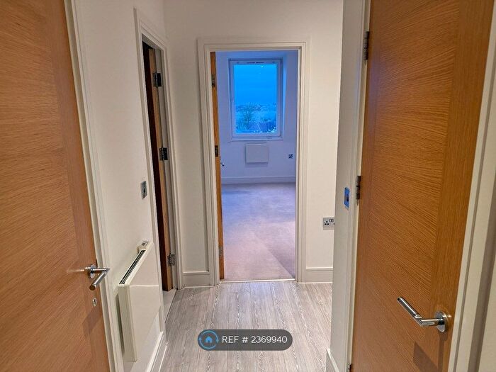 1 Bedroom Flat To Rent In Station Road, Gerrards Cross, SL9