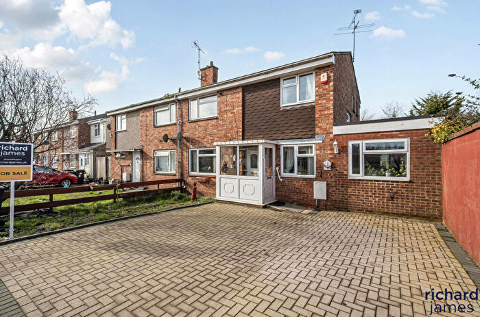 3 Bedroom Semi Detached House For Sale In Mulberry Grove, Rodbourne Cheney, Swindon, SN2