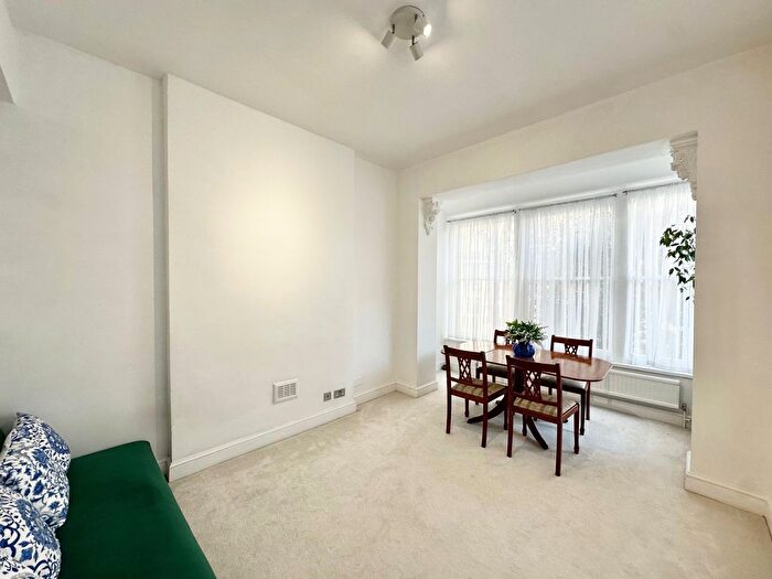 1 Bedroom Flat To Rent In Nevern Square, London, SW5