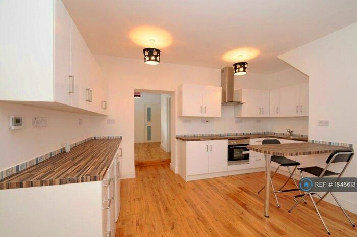 3 Bedroom Flat To Rent In Hornsey Road, London, N7