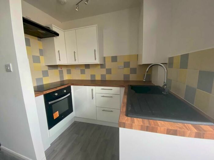 1 Bedroom Flat To Rent In St. Teilo Street, Pontarddulais, Swansea, SA4