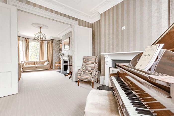 5 Bedroom Terraced House To Rent In Salcott Road, Between The Commons, SW11