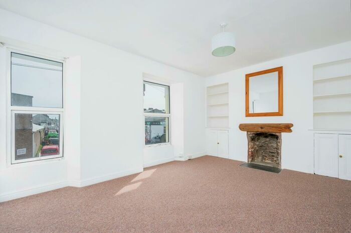 2 Bedroom Flat To Rent In Cattedown Road, Plymouth *Zero Deposit Guarantee Available*, PL4