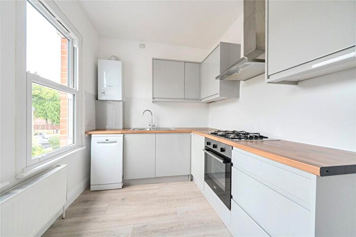 2 Bedroom Flat To Rent In Little Park Gardens, Enfield, EN2