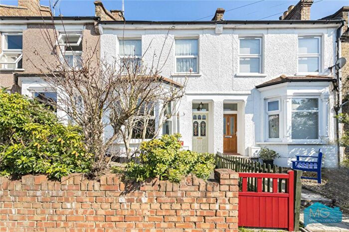 3 Bedroom Terraced House For Sale In Long Lane, London, N3