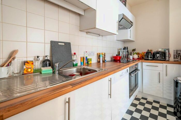 2 Bedroom Flat To Rent In Nottingham Place, Marylebone, London, W1U