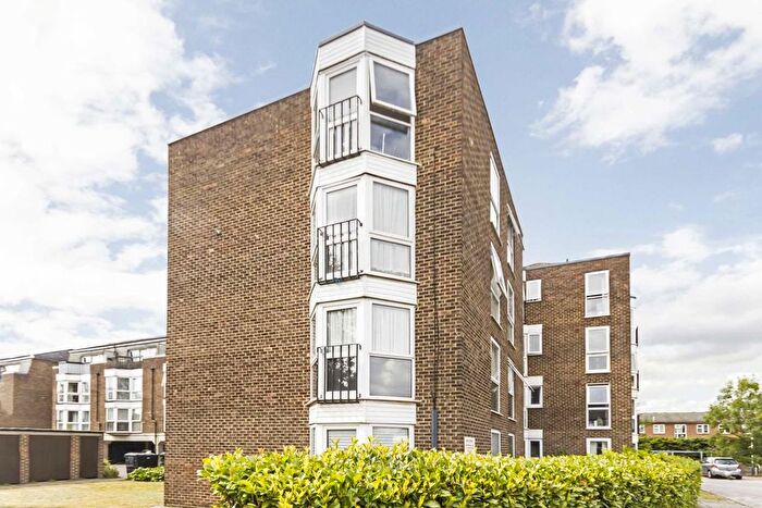 1 Bedroom Flat To Rent In Station Road, Hampton, TW12