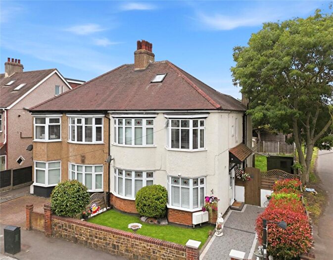 2 Bedroom Apartment For Sale In Ennismore Gardens, Southend-on-Sea, Essex, SS2