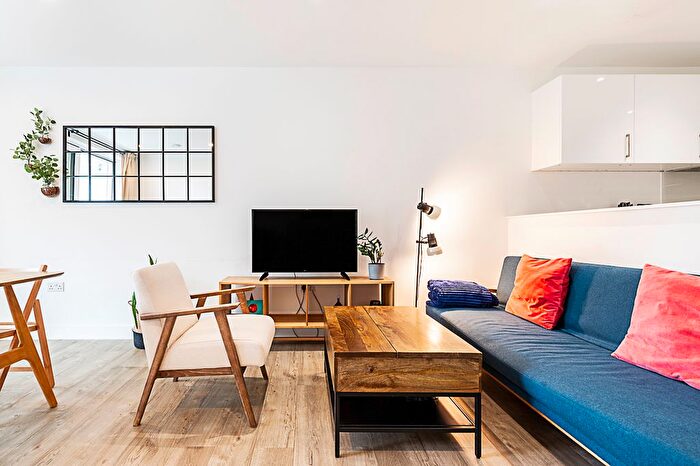 2 Bedroom Flat To Rent In Beck Square, London, E10