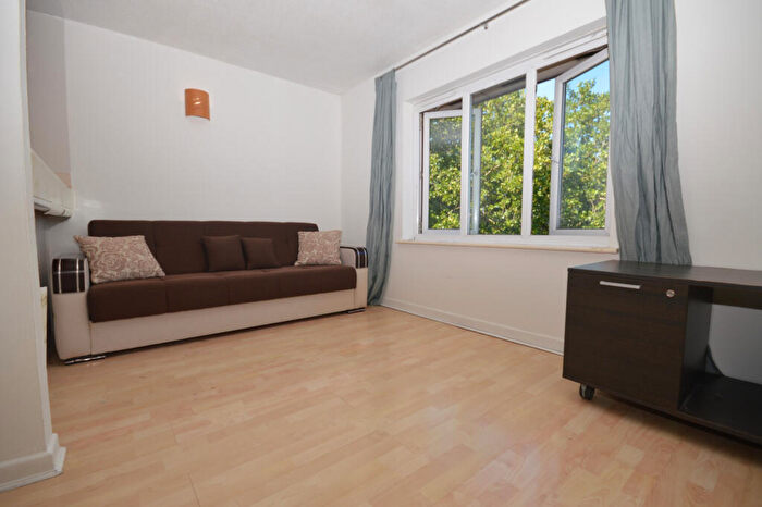1 Bedroom Flat To Rent In Brymay Close, Tower Hamlets, London, E3