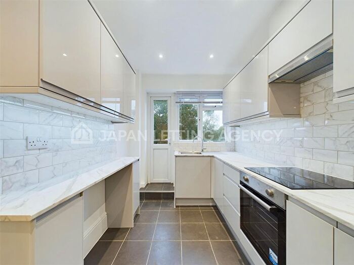 3 Bedroom Flat To Rent In Goldhawk Road, London, W12