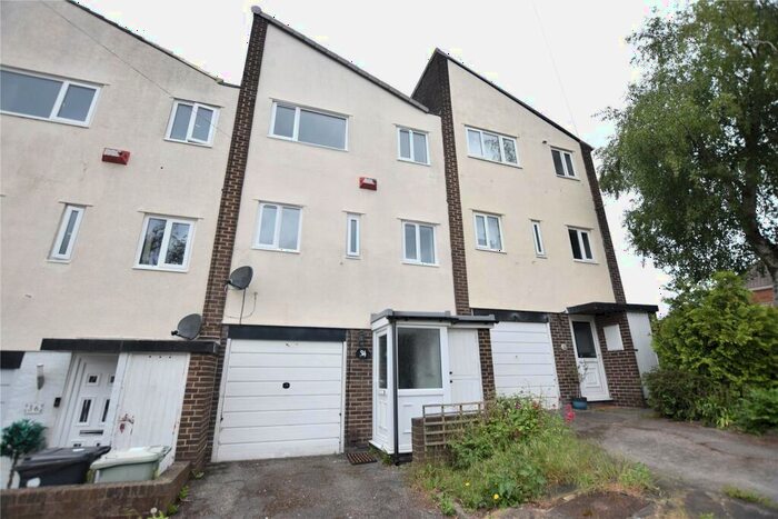 3 Bedroom Town House To Rent In Field End, Leeds, West Yorkshire, LS15