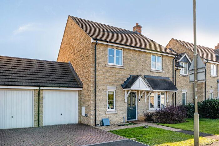 4 Bedroom Link Detached House For Sale In Rock Road, Carterton, Oxfordshire, OX18