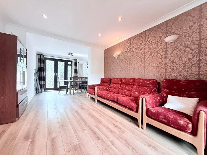 5 Bedroom Semi-Detached House For Sale In Muirfield, East Acton, London, W3