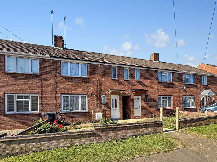 3 Bedroom Terraced House For Sale In Balmoral Avenue, Rushden, NN10