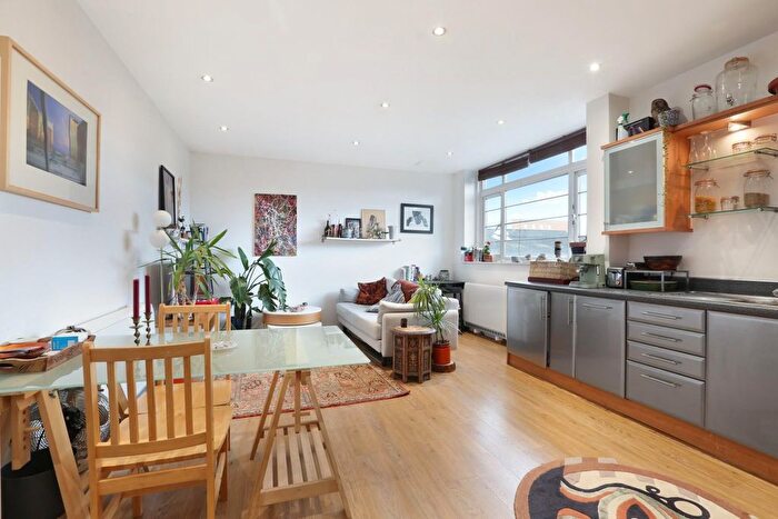 2 Bedroom Flat For Sale In Denmark Road, London, SE5