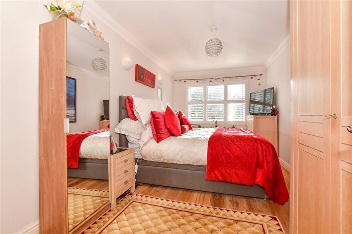 2 Bedroom Flat For Sale In Kingsgate Avenue, Broadstairs, Kent, CT10