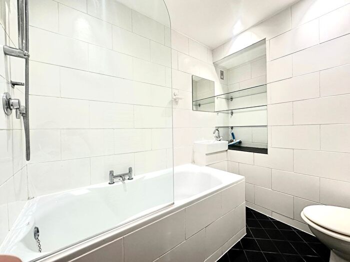 2 Bedroom Flat To Rent In Chesterton Square, London, W8
