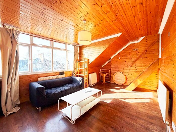 Studio To Rent In Northfield Road, London, N16