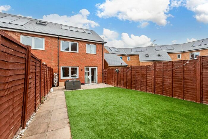 3 Bedroom End Of Terrace House For Sale In Elstar Mews, Greenhithe, Kent, DA9