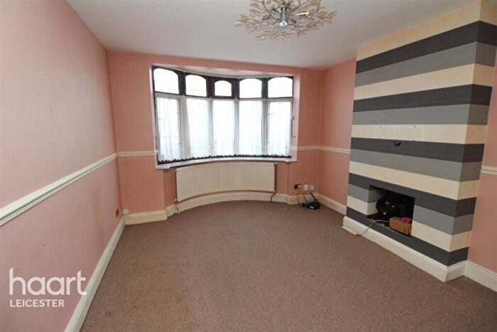 3 Bedroom Semi-Detached House To Rent In Gayton Avenue, Leicester, LE4