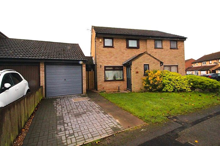 3 Bedroom Semi-Detached House To Rent In Bracken Drive, Rugby, CV22