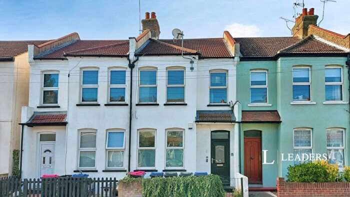 2 Bedroom Flat To Rent In Fairfax Drive, Westcliff-on-Sea, Essex, SS0