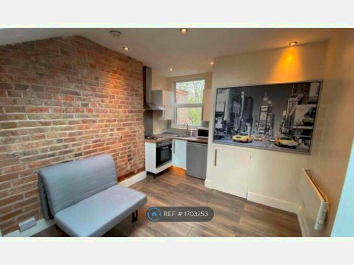 2 Bedroom Maisonette To Rent In Lascotts Road, London, N22