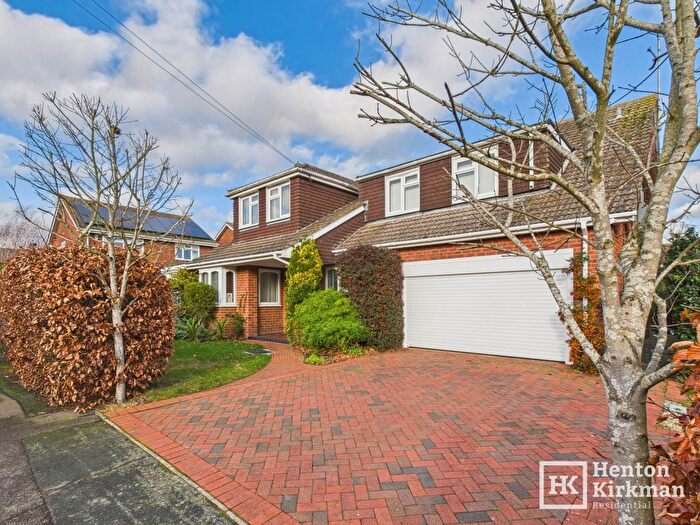 5 Bedroom Detached House For Sale In Bluebell Wood, Billericay, CM12