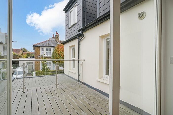 3 Bedroom Flat For Sale In Brougham Road, Acton, London, W3