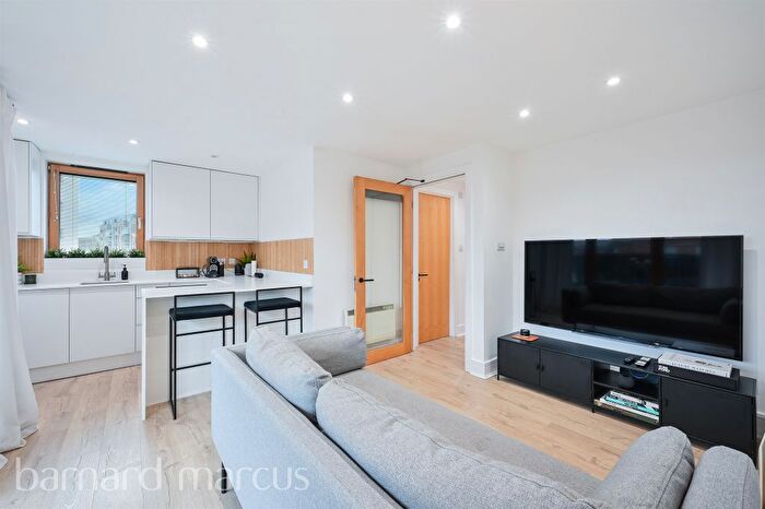 2 Bedroom Flat For Sale In The Oaks Square, Epsom, KT19
