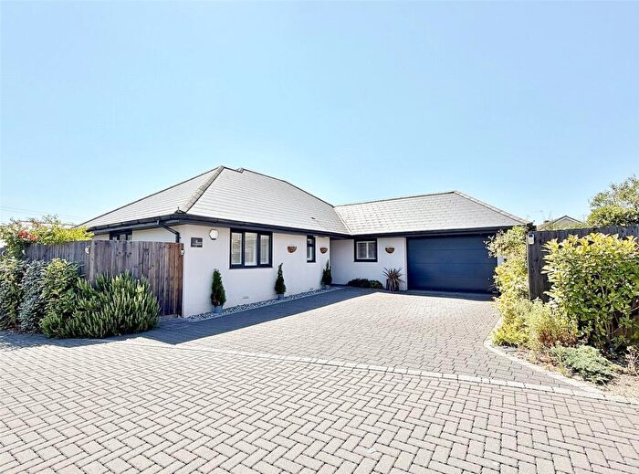 3 Bedroom Bungalow For Sale In Woodlinken Drive, Verwood, Dorset, BH31