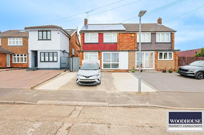 3 Bedroom Semi-Detached House To Rent In Hammondstreet Road, Cheshunt, EN7