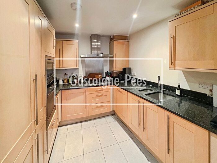 1 Bedroom Flat To Rent In Waynflete House, Esher, KT10
