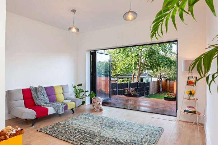 4 Bedroom Terraced House For Sale In Lyndhurst Road, London, N22
