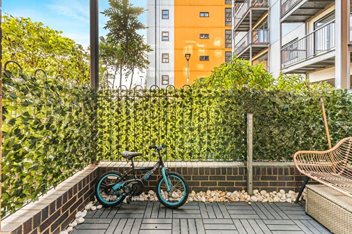 2 Bedroom Flat For Sale In Maltings Close, London, E3